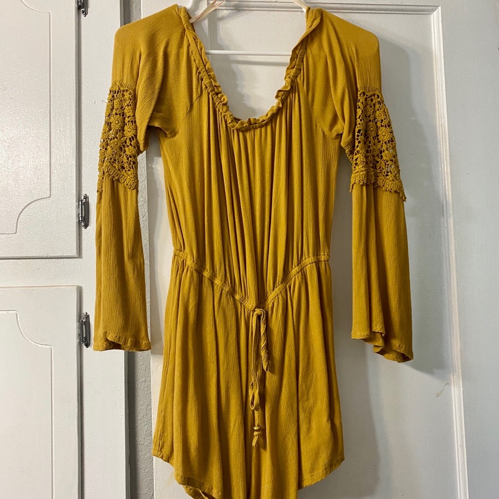 Gorgeous lace romper 🍋